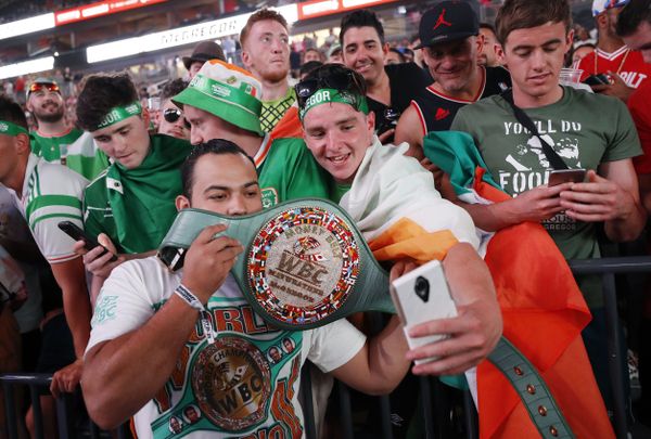 Fans take selfies with the WBC money belt before a weigh-in Friday, Aug. 25, 2017, in Las Vegas. Fans take selfies with the WBC money belt before a weigh-in Friday, Aug. 25, 2017, in Las Vegas. - Sputnik International