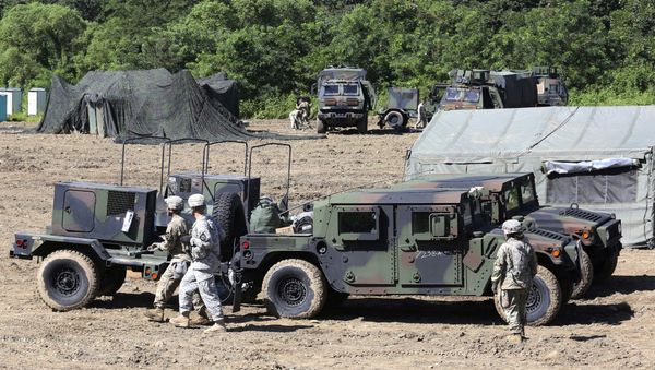 U.S. Army soldiers prepare for their military exercise in Paju, South Korea, near the border with North Korea, Saturday, Aug. 26, 2017. - Sputnik International
