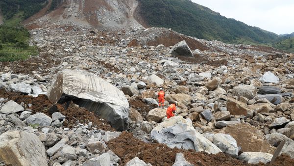 Rescue workers search for survivors at the site of a landslide that occurred in Nayong county, Guizhou province, China August 28, 2017. - Sputnik International