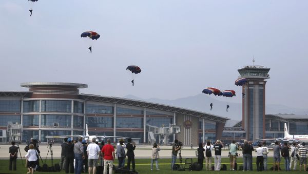 Military parachutists descend upon Kalma Airport on Sunday, Sept. 25, 2016, in Wonsan, North Korea. - Sputnik International