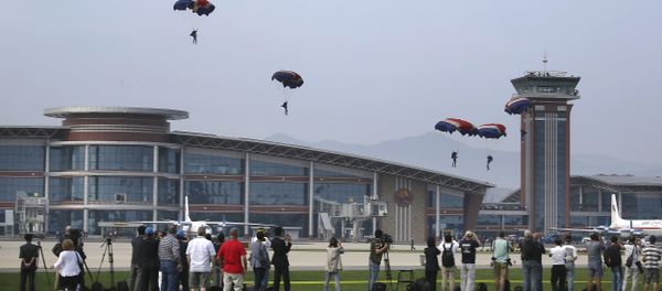 Military parachutists descend upon Kalma Airport on Sunday, Sept. 25, 2016, in Wonsan, North Korea. - Sputnik International