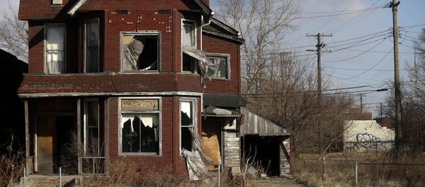 Curtains flap outside the broken window of an abandoned home December 31, 2014 in Detroit, Michigan. - Sputnik International