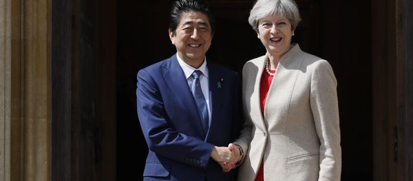 Britain's Prime Minister Theresa May (R) welcomes Japan's Prime Minister Shinzo Abe (L) at Chequers, the prime minister's official country residence, near Ellesborough, northwest of London, on April 28, 2017 - Sputnik International