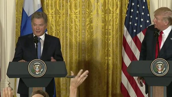 Trump CONFUSES two blonde Finnish reporters during press conference 8/28/2017 - Sputnik International
