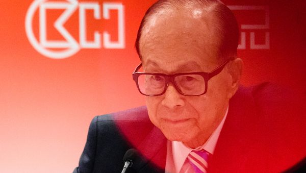 Hong Kong's richest man Li Ka-shing, 88, listens to a question during a press conference in Hong Kong on March 22, 2017, after his flagship CK Hutchison Holdings posted a net profit of 4.25 billion USD for 2016, six percent up year-on-year. Hong Kong's richest man Li Ka-shing, 88, listens to a question during a press conference in Hong Kong on March 22, 2017, after his flagship CK Hutchison Holdings posted a net profit of 4.25 billion USD for 2016, six percent up year-on-year. - Sputnik International