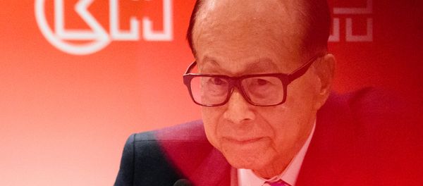 Hong Kong's richest man Li Ka-shing, 88, listens to a question during a press conference in Hong Kong on March 22, 2017, after his flagship CK Hutchison Holdings posted a net profit of 4.25 billion USD for 2016, six percent up year-on-year. - Sputnik International