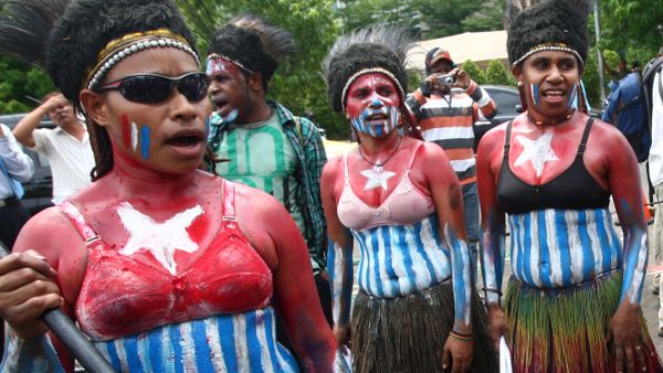 Papuan activists, their body painted with the colors of 'Morning Star' separatist flag, take part in a rally marking the 50th anniversary of failed efforts by Papuan tribal chiefs to declare independence from Dutch colonial rule in 1961, in Jakarta, Indonesia, Thursday, Dec. 1, 2011. - Sputnik International