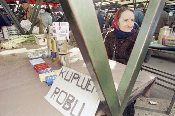 Emina Fazlija sells goods at the Markale market in the old town of Sarajevo, Saturday, Feb. 4, 1995. Fazlija was wounded, Feb. 5, 1994, during the infamous Market Massacre and her nephew who was helping her that day was killed along with 63 persons. Emina Fazlija sells goods at the Markale market in the old town of Sarajevo, Saturday, Feb. 4, 1995. Fazlija was wounded, Feb. 5, 1994, during the infamous Market Massacre and her nephew who was helping her that day was killed along with 63 persons. - Sputnik International