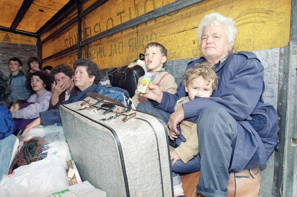 Bosnian refugees from Siroki Brijeg, on the frontline close to Mostar in Bosnia-Herzegovina, sit in a truck along with their belongings waiting to embark on a ferry to the island of Brace, in Split's harbor, Croatia on April 9, 1992. Bosnian refugees from Siroki Brijeg, on the frontline close to Mostar in Bosnia-Herzegovina, sit in a truck along with their belongings waiting to embark on a ferry to the island of Brace, in Split's harbor, Croatia on April 9, 1992. - Sputnik International