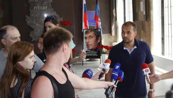 journalist Andrei Rudenko, right - Sputnik International