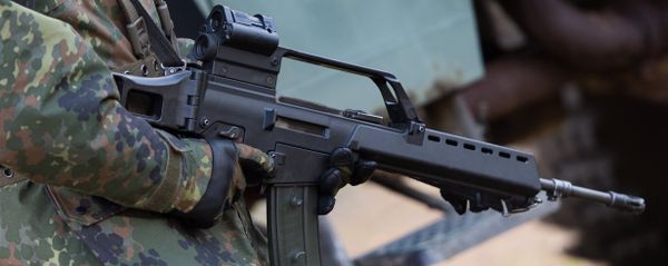 German soldier holds a Heckler & Koch G36 assault rifle at a military training ground near Weisskeissel,  Germany. (File) - Sputnik International