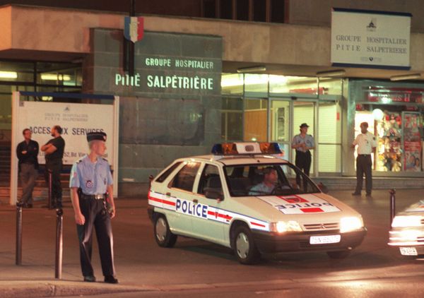 Police guard the entrance to the Pitie-Salpetriere hospital in Paris, France, where Diana, Princess of Wales, was taken following a car crash in which her companion Dodi Fayed and the chauffeur were killed early Sunday Aug.31, 1997. Police guard the entrance to the Pitie-Salpetriere hospital in Paris, France, where Diana, Princess of Wales, was taken following a car crash in which her companion Dodi Fayed and the chauffeur were killed early Sunday Aug.31, 1997. - Sputnik International