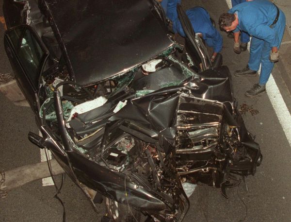 In this Aug. 31, 1997 file photo, police officers prepare to remove the Mercedes car in which Diana, Princess of Wales,and her companion Dodi al Fayed were killed, in Paris. In this Aug. 31, 1997 file photo, police officers prepare to remove the Mercedes car in which Diana, Princess of Wales,and her companion Dodi al Fayed were killed, in Paris. - Sputnik International