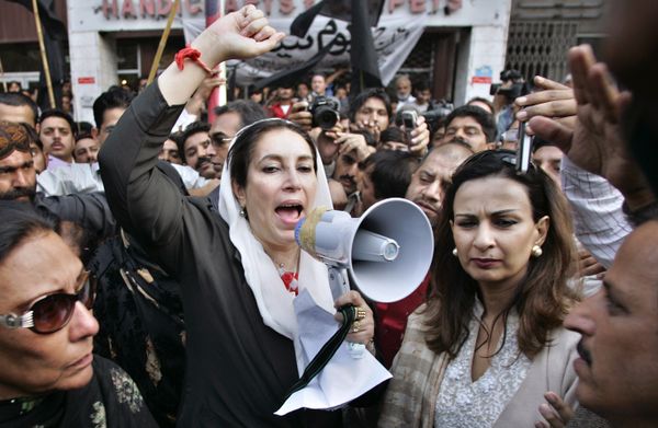 Pakistan's former Prime Minister Benazir Bhutto, center, shouts freedom freedom slogans at a protest camp arranged by journalists against the media crackdown, Saturday, Nov. 10, 2007 in Islamabad, Pakistan. Pakistan's former Prime Minister Benazir Bhutto, center, shouts freedom freedom slogans at a protest camp arranged by journalists against the media crackdown, Saturday, Nov. 10, 2007 in Islamabad, Pakistan. - Sputnik International