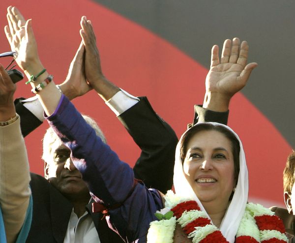 Pakistan former Prime Minister Benazir Bhutto waves to her supporters during her last public rally in Rawalpindi, Pakistan, Thursday, Dec. 27, 2007. Pakistan former Prime Minister Benazir Bhutto waves to her supporters during her last public rally in Rawalpindi, Pakistan, Thursday, Dec. 27, 2007. - Sputnik International