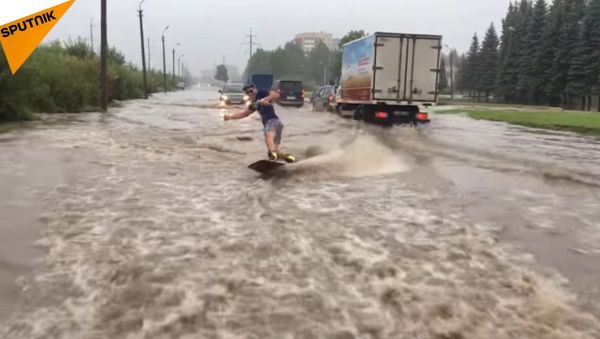 Wakeboarding Along Pskov's Flooded Streets - Sputnik International