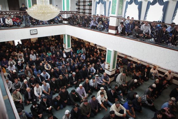 Muslims celebrating Eid al-Adha at a mosque in Ust-Dzheguta in the Russian Caucasus. - Sputnik International