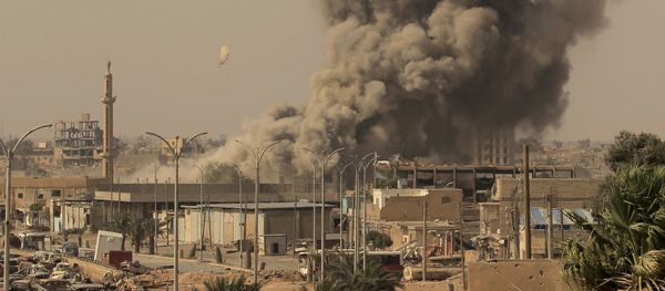 Smoke rises after an air strike during fighting between members of the Syrian Democratic Forces and Islamic State militants in Raqqa, Syria August 15, 2017 - Sputnik International