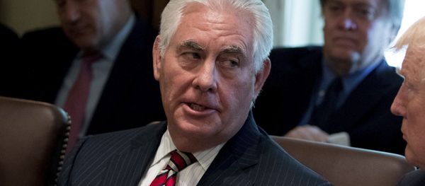 Secretary of State Rex Tillerson speaks with President Donald Trump during a Cabinet meeting, Monday, June 12, 2017, in the Cabinet Room of the White House - Sputnik International