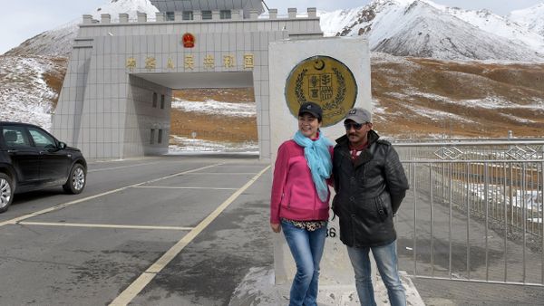 In this photograph taken on September 29, 2015, a Chinese woman (L) poses for a photograph with a Pakistani man at the Pak-China Khunjerab Pass, the world's highest paved border crossing at 4,600 metres above sea level - Sputnik International