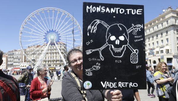 A protester holds a placard reading Monsanto kills, during a march against the multinational agrochemical and agricultural biotechnology company Monsanto, in Marseille, southern France, Saturday, May 20, 2017 - Sputnik International