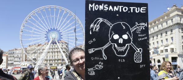 A protester holds a placard reading Monsanto kills, during a march against the multinational agrochemical and agricultural biotechnology company Monsanto, in Marseille, southern France, Saturday, May 20, 2017 A protester holds a placard reading Monsanto kills, during a march against the multinational agrochemical and agricultural biotechnology company Monsanto, in Marseille, southern France, Saturday, May 20, 2017 - Sputnik International