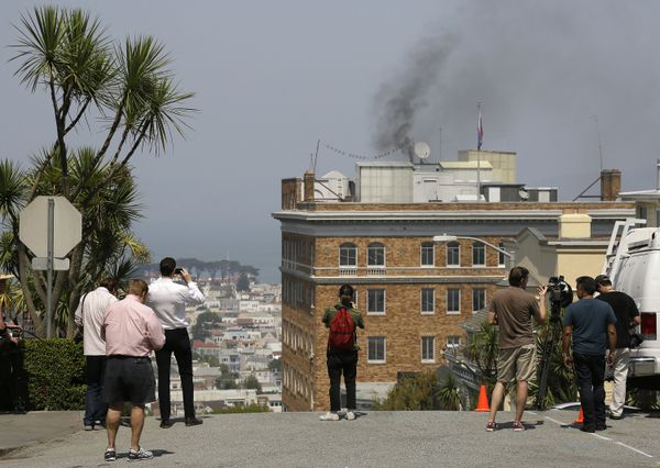 People stop to watch black smoke coming from the roof of the Consulate-General of Russia Friday, Sept. 1, 2017, in San Francisco - Sputnik International