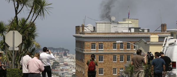People stop to watch black smoke coming from the roof of the Consulate-General of Russia Friday, Sept. 1, 2017, in San Francisco - Sputnik International