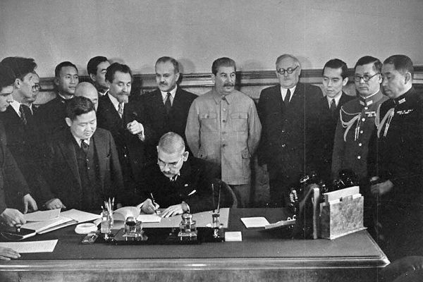 Japanese Foreign Minister and Soviet officials sign the Soviet–Japanese Neutrality Pact Japanese Foreign Minister and Soviet officials sign the Soviet–Japanese Neutrality Pact - Sputnik International