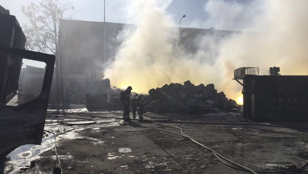 In this image released by 112 Comunidad de Madrid, the Madrid emergency services on Saturday Sept. 2, 2017, firefighters work at the scene of a fire which produced a toxic cloud in the south of Madrid, Spain - Sputnik International