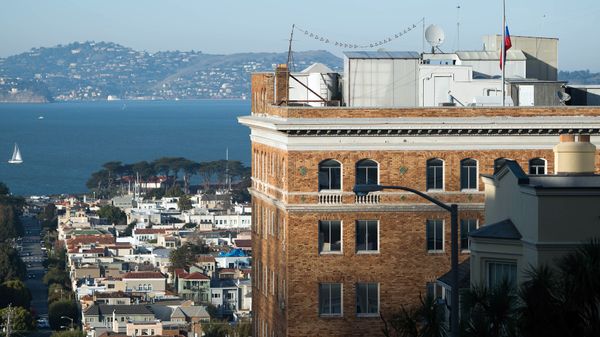 The Russian flag flies at half mast at the Consulate-General of Russia in San Francisco, California (File) - Sputnik International