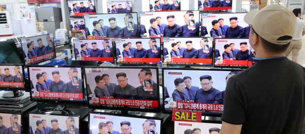 A man watches TV news report about North Korea's nuclear test at an electronic shop in Seoul, South Korea on September 3, 2017 - Sputnik International