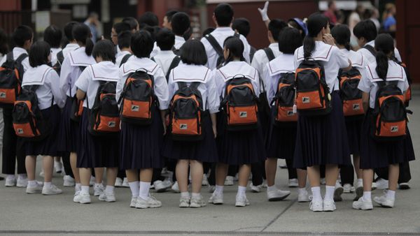 A group of students gather to listen to their teachers at a temple in Tokyo (File) - Sputnik International