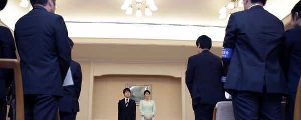 Japan's Princess Mako, center right, the elder daughter of Prince Akishino and Princess Kiko, and her fiance Kei Komuro, center left, greet the reporters at the end of their press conference at Akasaka East Residence in Tokyo, Sunday, Sept. 3, 2017 - Sputnik International