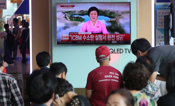 People watch a TV news report about North Korea's hydrogen bomb test at a railway station in Seoul, South Korea on September 3, 2017. People watch a TV news report about North Korea's hydrogen bomb test at a railway station in Seoul, South Korea on September 3, 2017. - Sputnik International