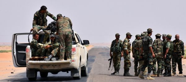 Syrian government forces gather on a road in Bir Qabaqib, more than 40 kilometres west of Deir Ezzor, after taking control of the area on their way to Kobajjep in the ongoing battle against Islamic State (IS) group jihadists on September 4, 2017 - Sputnik International