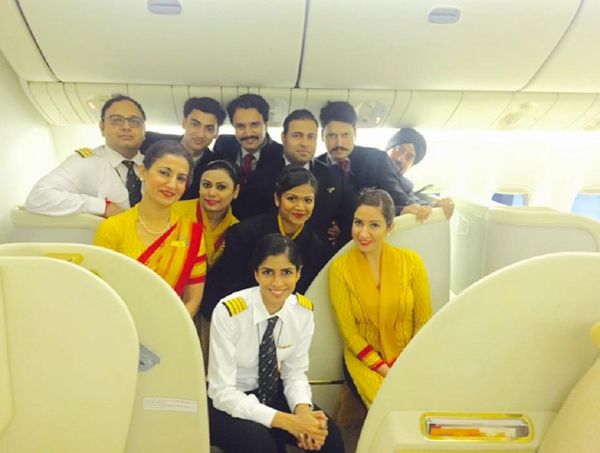 Anny Divya (bottom) with the crew Anny Divya (bottom) with the crew - Sputnik International
