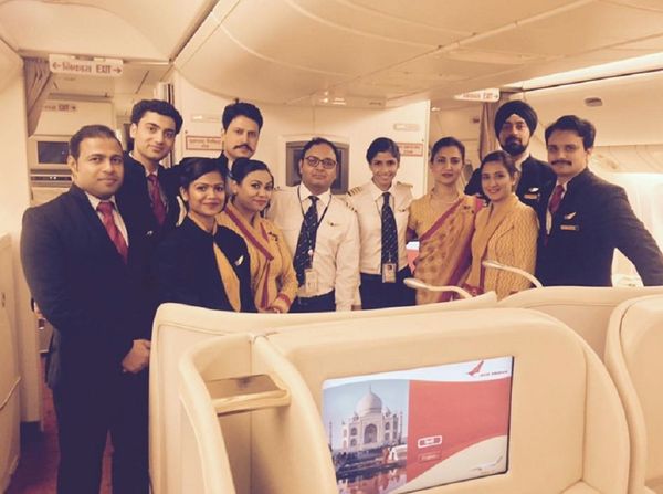 Anny Divya (fifth from the right) with the crew Anny Divya (fifth from the right) with the crew - Sputnik International