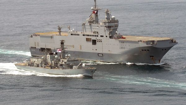 HMS Argyll with the French Ship FS Mistral - Sputnik International