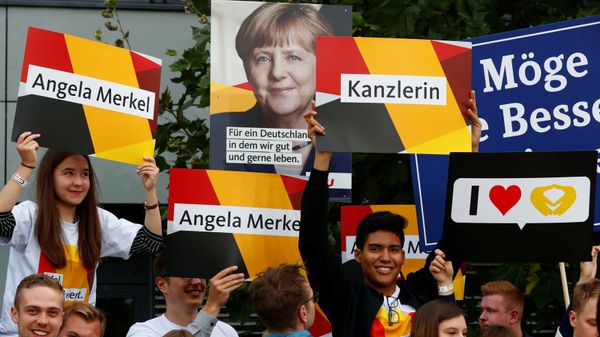 Supporters of German Chancellor Angela Merkel of the Christian Democratic Union party (CDU) hold banners before a TV debate with her challenger Germany's Social Democratic Party SPD candidate for chancellor Martin Schulz in Berlin, Germany, September 3, 2017. Supporters of German Chancellor Angela Merkel of the Christian Democratic Union party (CDU) hold banners before a TV debate with her challenger Germany's Social Democratic Party SPD candidate for chancellor Martin Schulz in Berlin, Germany, September 3, 2017. - Sputnik International
