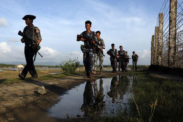 Myanmar police officers patrol along the border fence between Myanmar and Bangladesh in Maungdaw, Rakhine State, Myanmar. (File) - Sputnik International