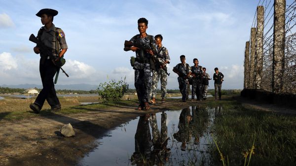 Myanmar police officers patrol along the border fence between Myanmar and Bangladesh in Maungdaw, Rakhine State, Myanmar. (File) Myanmar police officers patrol along the border fence between Myanmar and Bangladesh in Maungdaw, Rakhine State, Myanmar. (File) - Sputnik International