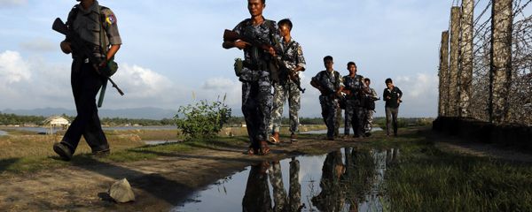 Myanmar police officers patrol along the border fence between Myanmar and Bangladesh in Maungdaw, Rakhine State, Myanmar. (File) Myanmar police officers patrol along the border fence between Myanmar and Bangladesh in Maungdaw, Rakhine State, Myanmar. (File) - Sputnik International