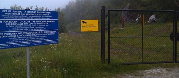 The Norwegian-Russian border, seen from Skafferhullet, Norway, with a Norwegian fence The Norwegian-Russian border, seen from Skafferhullet, Norway, with a Norwegian fence - Sputnik International