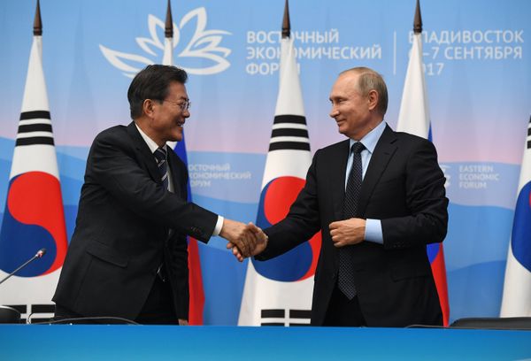 Russian President Vladimir Putin and President of South Korea Moon Jae-in, left, during a joint press statement on the results of the meeting held as part of the 3rd Eastern Economic Forum at the Far Eastern Federal University, Russky Island. September 6, 2017 - Sputnik International
