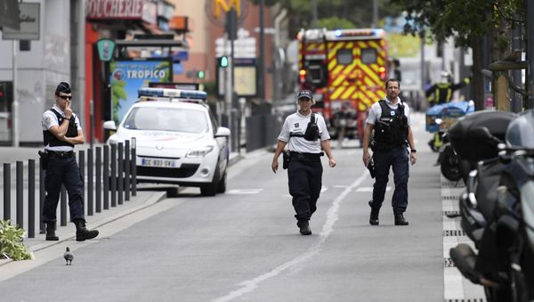Police cordon off a street in Villejuif, a suburb of Paris, on September 6, 2017 as two men were arrested after the discovery of explosives and bomb components at an apartment Police cordon off a street in Villejuif, a suburb of Paris, on September 6, 2017 as two men were arrested after the discovery of explosives and bomb components at an apartment - Sputnik International