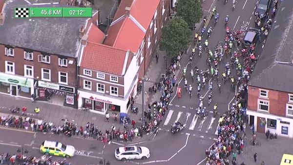 Personbil sørget for stygg velt i Tour of Britain - Sputnik International