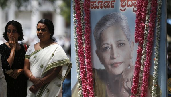 Mourners stand next to a portrait of Indian journalist Gauri Lankesh during the public viewing of her body in Bangalore, India, Wednesday, Sept. 6, 2017. - Sputnik International