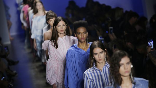 Models wear creations from the Two Denim collection during the Sao Paulo Fashion Week in Sao Paulo, Brazil, Tuesday, Aug. 29, 2017. - Sputnik International
