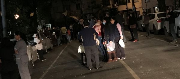 People gather on a street after an earthquake hit Mexico City, Mexico late September 7, 2017 - Sputnik International